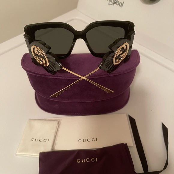 AUTHENTIC 🔥🔥🔥🔥GUCCI OVERSIZED SUNGLASSES WITH CASE AND CLEANING CLOTH - Picture 2 of 6